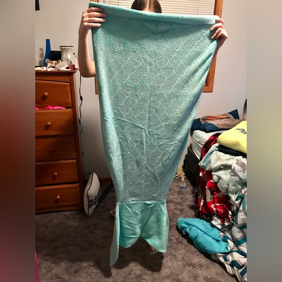 Justice Mermaid Tail Plush Blanket, Aqua with Silver Embossing - Picture 7 of 7